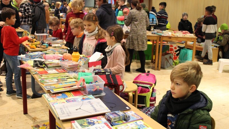 Mit viel Vergnügen verwandelten die Kinder der Grundschule ihre Aula auch heuer in einen Basar.