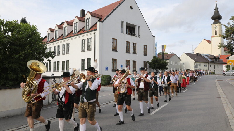 In geschlossener Formation ging es hinaus zum Festzelt am Sportplatzgelände.