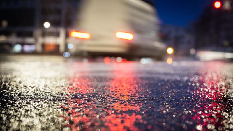 Der Deutsche Wetterdienst warnt in Straubing vor spiegelglatten Straßen.