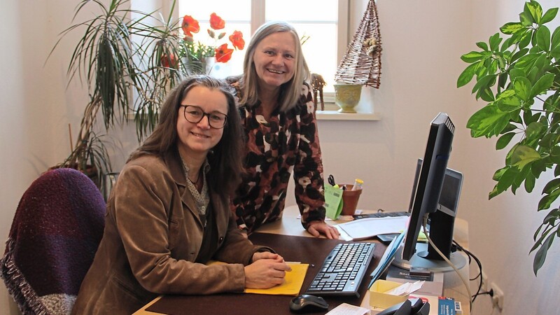 Frauke Schmid (l.) und Rita van Eckert von der IFD-Dienststelle Deggendorf sind Ansprechpartnerinnen für Arbeitnehmer und Arbeitgeber aus den Landkreisen Deggendorf, Straubing-Bogen und Regen.