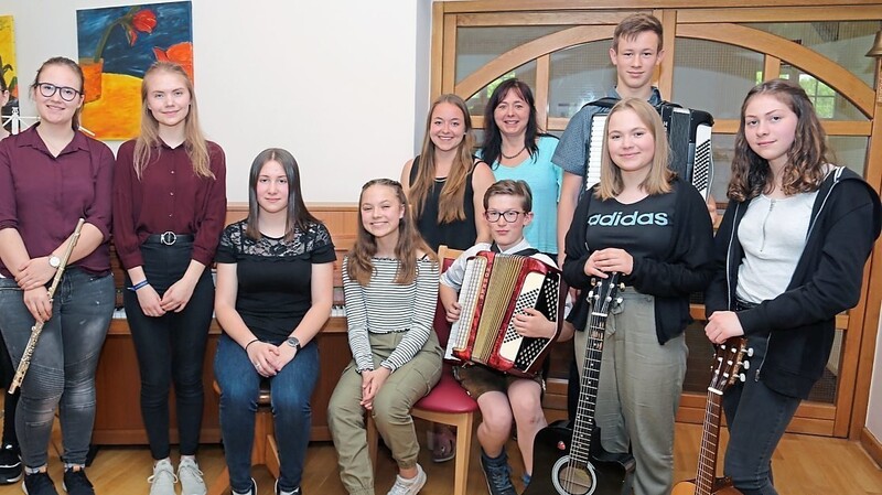 Marie Kammermeier, Alyssa Christl, Christine Beck, Kathrin Beck, Laura Forster, Vanessa Seidl, Jan Grau, Clarissa Seidl, Tobias Mika und Ina Forster (von links) gestalteten den zweiten Teil des Konzerts; mit im Bild (hintere Reihe von rechts) Elisabeth und Elena Hofmeister.