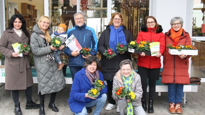 Mitglieder der Steuerungsgruppe Fairtrade-Stadt Straubing verteilten am Weltfrauentag an die in Kindertagesstätten arbeitenden Frauen faire Primeln (v.l.): Stadträtin Feride Niedermeier, Stadträtin Katharina Dilger mit Sohn, Anton Zeller von der Pfarrei St. Josef, Brigitte Pöschl, Stadträtin Gertrud Gruber, Sonja Seidel vom Weltladen, Petra Retzer vom Stadtmarketing und Maria Stauber, Sprecherin der Steuerungsgruppe.