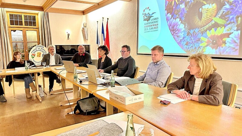 Berichteten, was es bei der Landesgartenschau zu erleben gibt: Herwig Decker, Tina Heigl und Ulrich Dölker (Dritter bis Fünfter von links) hier mit Stadträtin Andrea Pohmer, Bürgermeister Sandro Bauer, Geschäftsleiter Stefan Schmidberger und Bürgermeister-Sekretärin Renate Breu (von links).