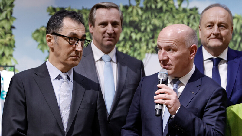 Landwirtschaftsminister Cem Özdemir (Grüne l.), Joachim Rukwied (r.), Präsident des Deutschen Bauernverbandes, Kai Wegner (CDU, 2. v.r.), Regierender Bürgermeister von Berlin, Christian von Boetticher (2. v.l.), Vorsitzender der Bundesvereinigung der Deutschen Ernährungsindustrie (BVE) machten einen Messerundgang.