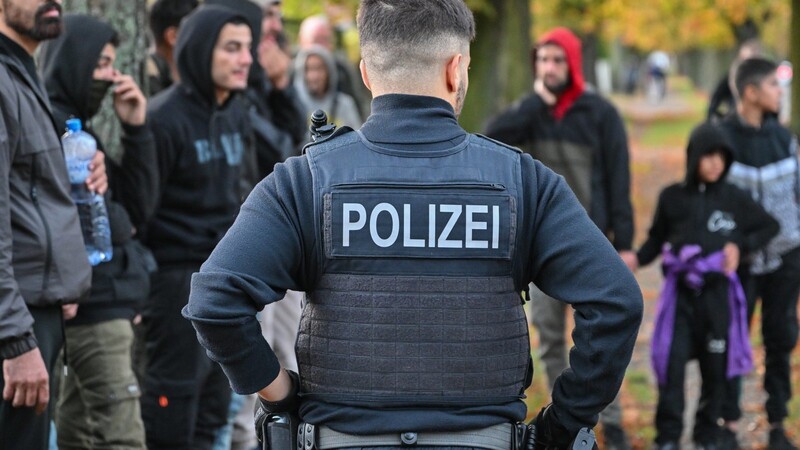 Ein Bundespolizist bewacht eine Gruppe unerlaubt eingereister Migranten.