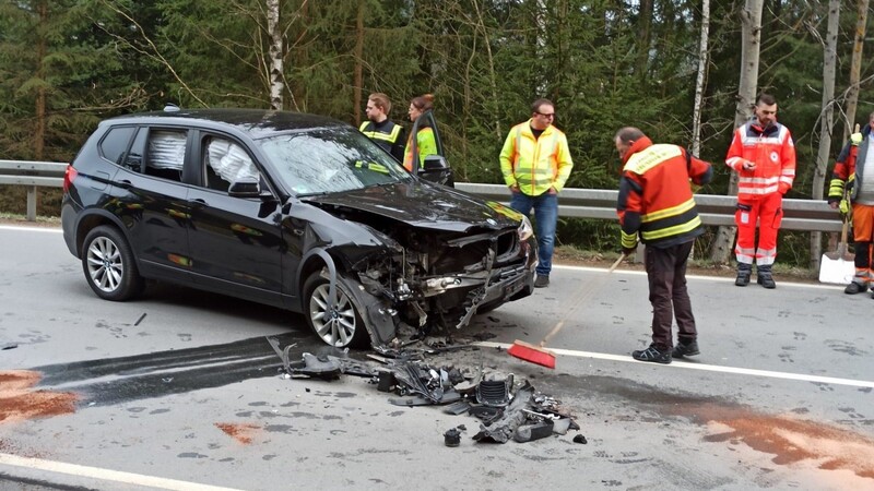 Ein BMW-Fahrer ist auf die Gegenfahrbahn geraten, beim Zurücksetzen kam es zum Frontalzusammenstoß mit einer Fordfahrerin. Einsatzkräfte der Feuerwehr reinigten nach dem Unfall die Straße.