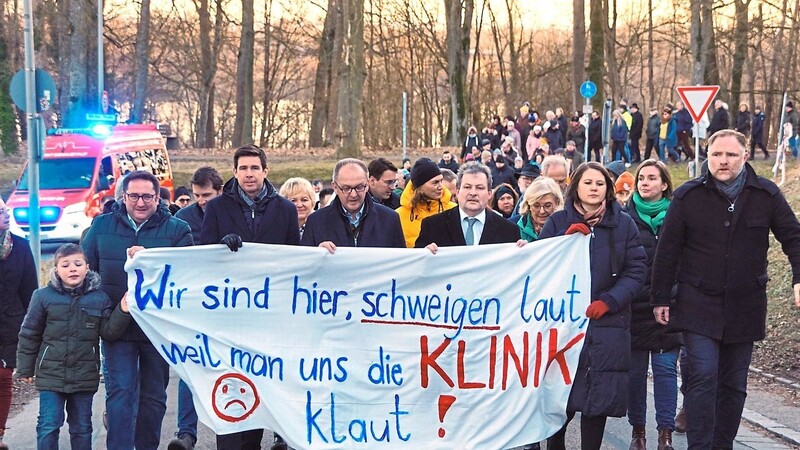 Angeführt von Bürgermeistern, aktuellen und ehemaligen Abgeordneten marschierten rund 500 Menschen schweigend zur Klinik.