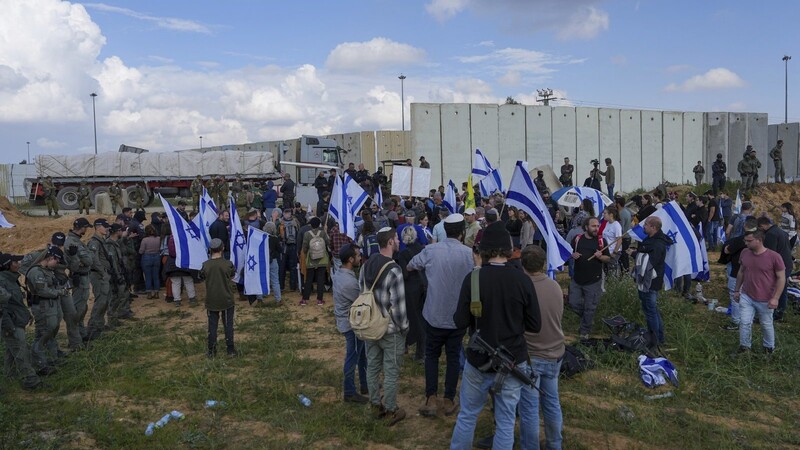 Die israelische Polizei hindert Aktivisten daran, Lastwagen mit humanitären Hilfsgütern am Grenzübergang zwischen Israel und dem Gazastreifen zu blockieren.