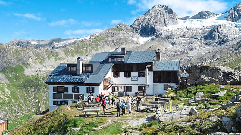 So sieht die Plauener Hütte im Zillertal eigentlich aus: Hier ist momentan noch kein gefahrloser Aufstieg möglich.