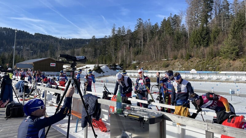 Boden weiß, Himmel blau: Beste Voraussetzungen für den IBU Cup 2024.