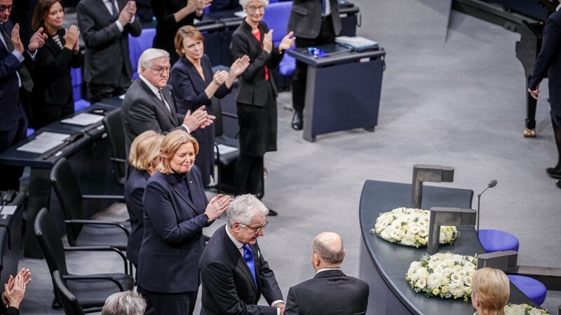 Der Bundestag mit seinem Abgeordneten und Ministern erhebt sich für Marcel Reif (3.vr) bei der Gedenkstunde des Deutschen Bundestages zum Tag des Gedenkens an die Opfer des Nationalsozialismus.