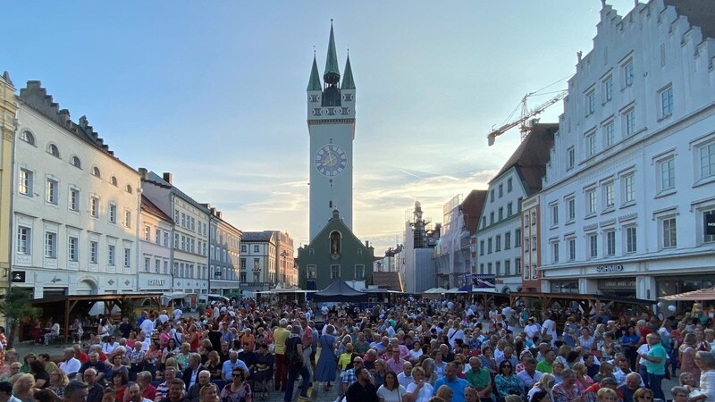 Zum EM-Eröffnungsspiel Deutschland gegen Schottland findet auf dem Ludwigsplatz in Straubing ein Public Viewing statt.