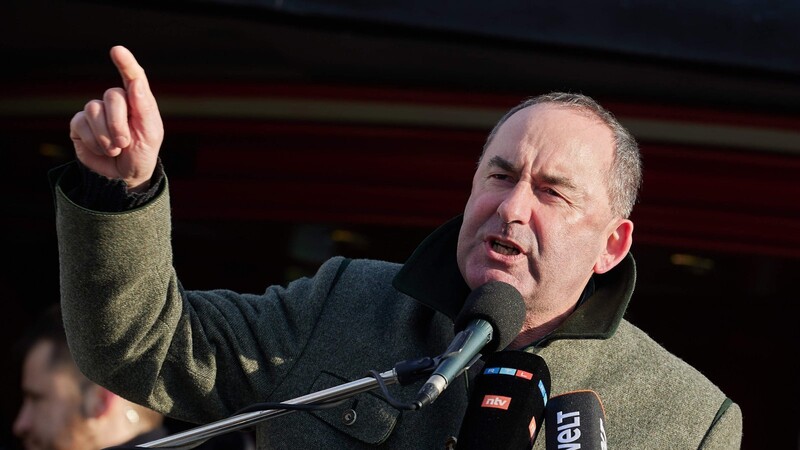 Hubert Aiwanger nimmt am Samstag an einer Kundgebung in Regensburg teil.