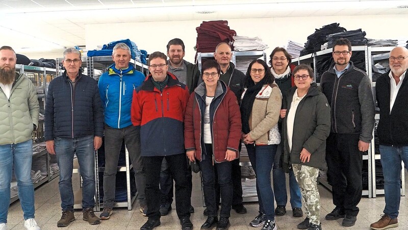 Der Lamer Marktrat war sehr beeindruckt von den Betriebsabläufen in der Wäscherei TopClean. Mit im Bild ist links Manuel Virga, rechts Seniorchef Helmut Pongratz.