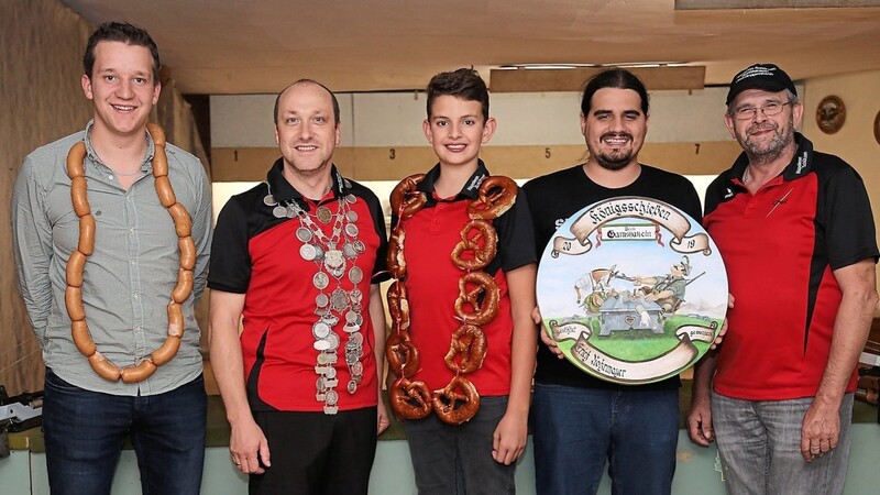 Die Sieger des Königsschießens (v. li.) Lukas Wellschmied, Markus Rohrmayer, Dominik Habermeier und Martin Steger (Königsscheibe) mit Schützenmeister Karlheinz Beck.