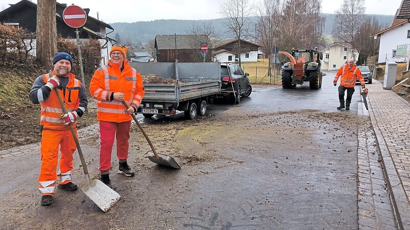 Trotz Schmuddelwetter gute Laune: Die betroffenen Bereiche der Schönbuchener Straße und der Kirchstraße wurden selbstverständlich von den im Zuge der Aktion unweigerlich entstehenden Schmutz gereinigt - auch hier half Bürgermeisterin Sabine Steinlechner (2.v.l.) als Teil des in seiner Freizeit tätigen Bauhofteams tatkräftig mit, links Bauhofleiter Harald Haimerl.