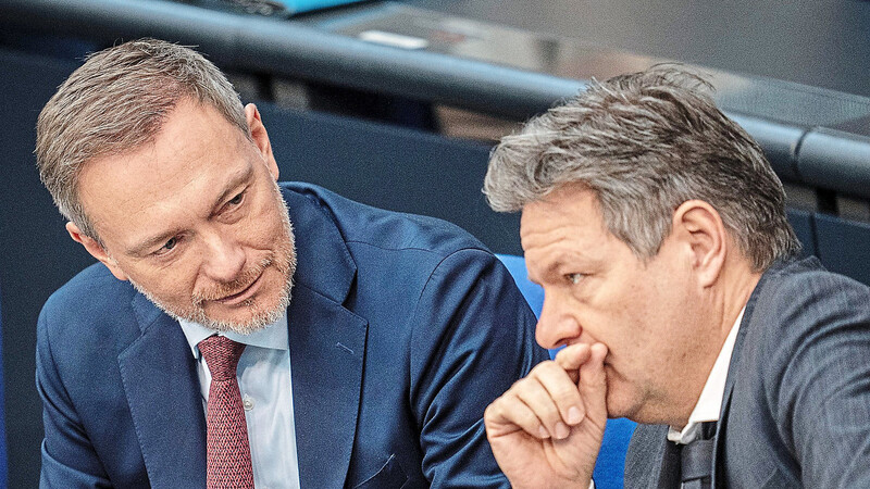 Wirtschaftsminister Robert Habeck (Die Grünen, r.) redet nach eigenen Aussagen mit FDP-Chef und Finanzminister Christian Lindner(l.) "häufiger als mit Menschen aus meiner Familie"  Foto: Michael Kappeler/dpa