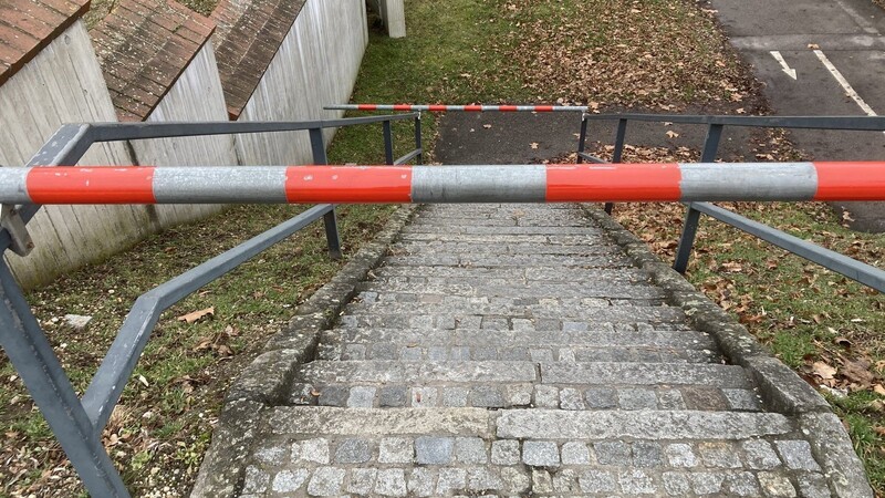 Zu gefährlich: Die Treppe vom Allachbach-Fußweg zur Uferstraße ist in der kalten Jahreszeit gesperrt.