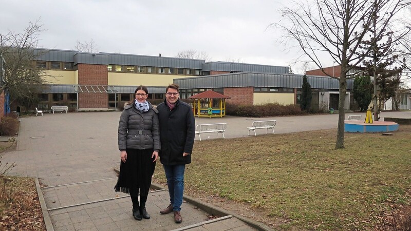 Wenzenbachs Bürgermeister Sebastian Koch mit der Projektleiterin für kommunale Bauvorhaben Katrin Brey vor der alten Mittelschule, wo das Schulzentrum ab diesem Sommer gebaut werden soll.