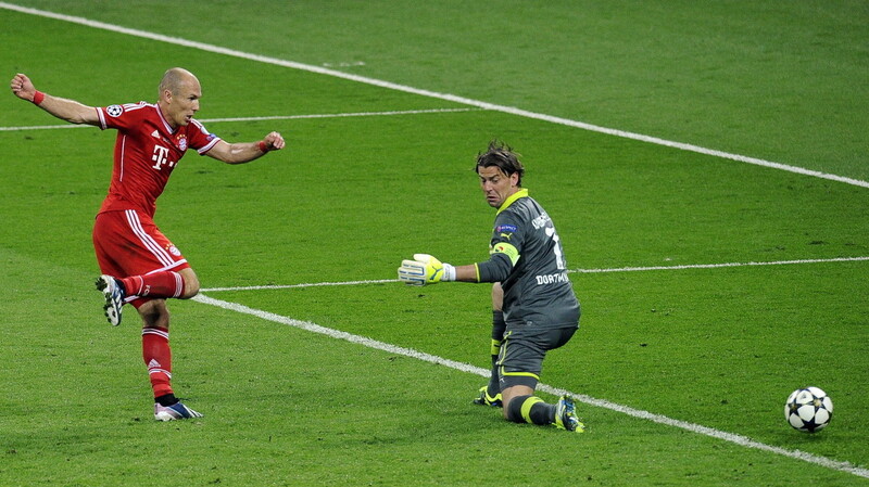 Drin, das Ding! Arjen Robben (l.) erzielt im Königsklassen-Finale 2013 gegen Dortmund das Goldene Tor für die Bayern.