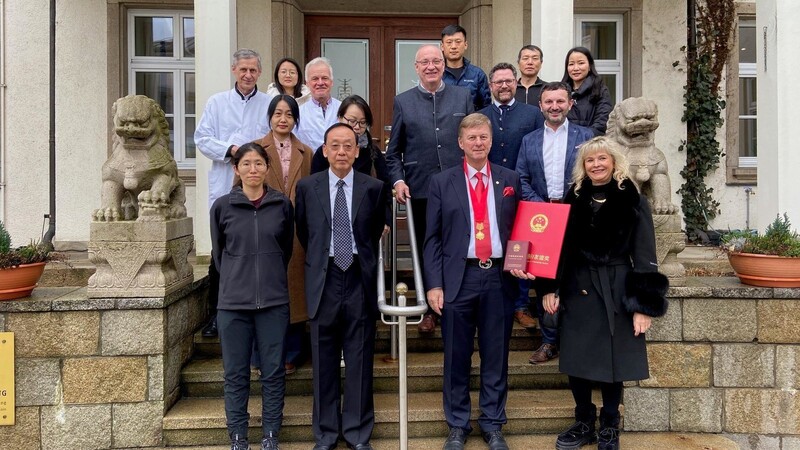 Anton Staudinger (vorne mit Auszeichnung) ist stolz auf den Freundschaftspreis der chinesischen Regierung, den er letztes Wochenende in Peking erhalten hat.