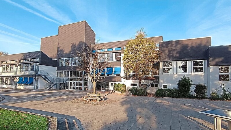 Ab den Sommerferien entsteht auf dem Gelände der Realschule Vilsbiburg der Neubau. Sobald der fertig ist, soll die Schule im Brutalismus-Baustil aus den 60er-Jahren abgerissen werden.