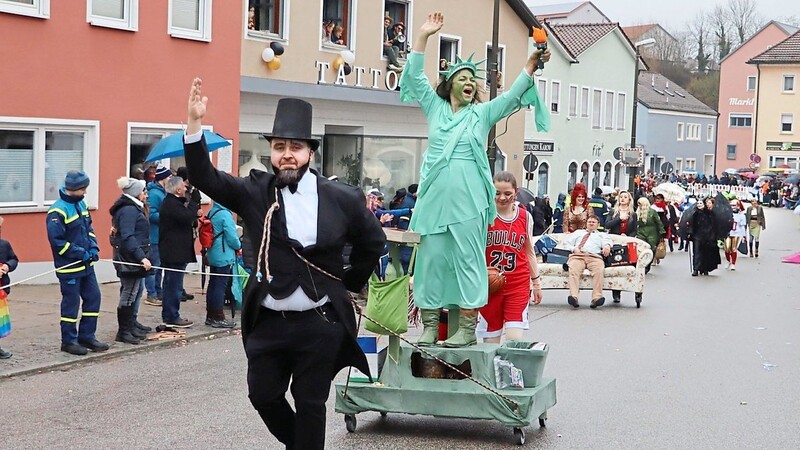 "Make Bogen great again amoi!" hieß es bei den Winklinger Faschingsfreunden, die mit etlichen amerikanischen Persönlichkeiten, Stars und Promis anreisten, darunter Abraham Lincoln, die Freiheitsstatue, gefolgt von Al Bundy.