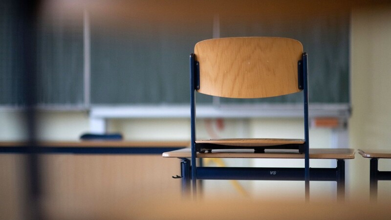 Ein Stuhl steht in einem Klassenzimmer einer Regelschule auf einem Tisch. Die Zahl der Schulabbrecher in Deutschland liegt bei 12,2 Prozent. Das Potenzial vieler junger Menschen hierzulande liegt brach.