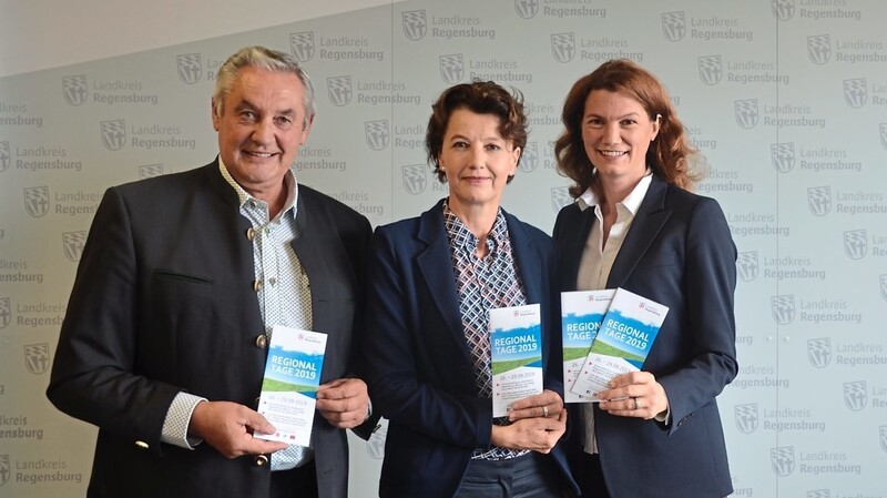 Landrätin Tanja Schweiger, Elisabeth Sojer-Falter (Mitte) und BBV-Kreisobmann Johann Mayer bei der Vorstellung des Flyers.