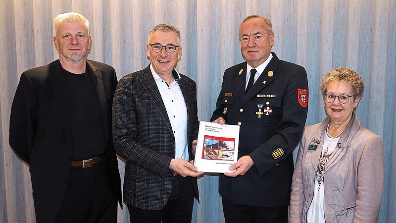 Kreisbrandrat Josef Kramhöller überreicht den Jahresbericht an Landrat Werner Bumeder, hier mit Ulrich Schüll und Elisabeth Fischer.