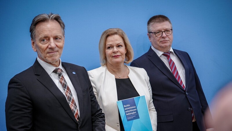 Holger Münch (l.), Präsident des Bundeskriminalamtes, Nancy Faeser (SPD), Bundesministerin für Inneres und Heimat, und Thomas Haldenwang, Präsident des Bundesamtes für Verfassungsschutz, geben eine Pressekonferenz zu Maßnahmen gegen Rechtsextremismus.