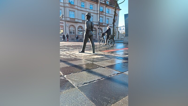 An einigen der Bodenplatten beim Bruder Straubinger können Fußgänger hängenbleiben.