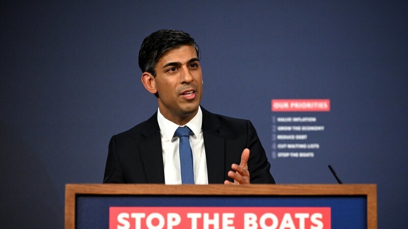 Mit der geplanten Verschärfung der Asylgesetze begibt sich die britische Regierung von Premierminister Rishi Sunak auf einen umstrittenen Kurs.