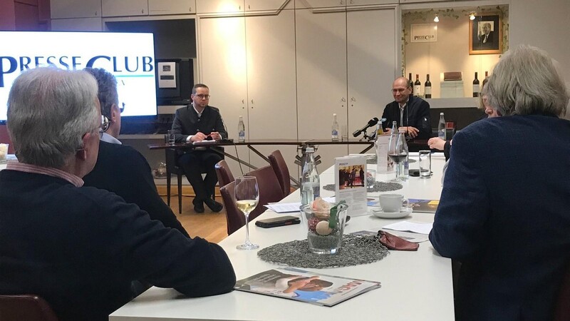 Interessanter Gast mit hohem Aktualitätsbezug im Presseclub war Ely Eibisch, der Oberpfälzer Bezirksvorsitzende des Bayerischen Bauernverbandes (r.), hier zusammen mit Moderator Markus Peherstorfer, Mitglied der Chefredaktion der Mediengruppe Straubinger Tagblatt/Landshuter Zeitung.