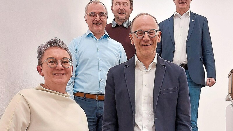 Kämmerer Thomas Vogl (vorne, rechts) und Bürgermeister Markus Ackermann präsentierten mit dem Haushalt 2023 eine gute Ausgangslage für die Zukunft. Das Zahlenwerk fand auch bei den Fraktionen große Zustimmung, wie die Sprecher in ihren Ausführungen betonten: Sandra Wittmann, Alexander Schneider und Wolfgang Kürzinger.