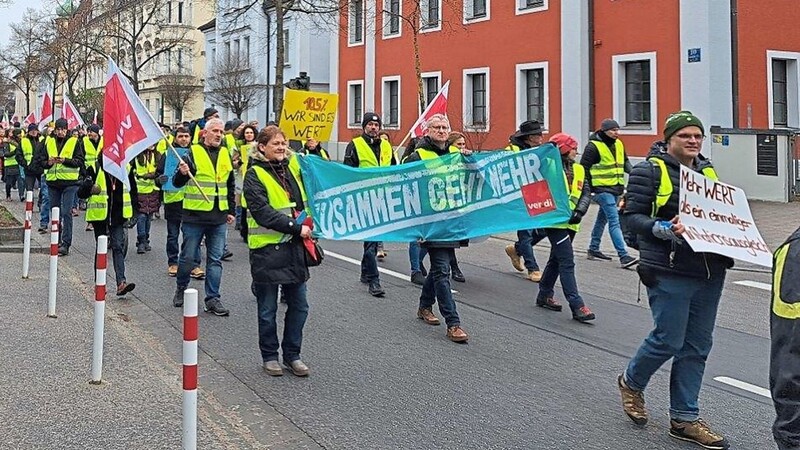 Rund 700 Streikende auf dem Weg vom Gewerkschaftshaus zum Haidplatz.