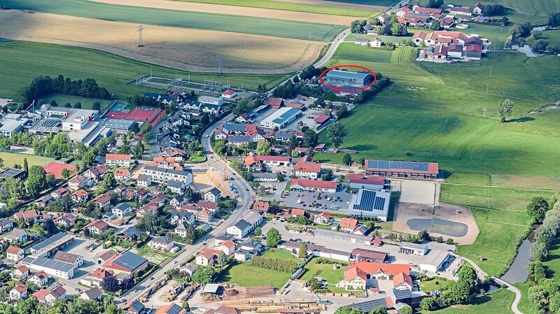 An der Frontenhausener Straße befindet sich die ehemalige Montagehalle des Maschinenbauunternehmens Alba MMB (im Bild oben rot markiert). Ein Immobilienunternehmer plant, die Halle zu einer Flüchtlingsunterkunft umzubauen. Das Bild stammt aus dem Jahr 2020.
