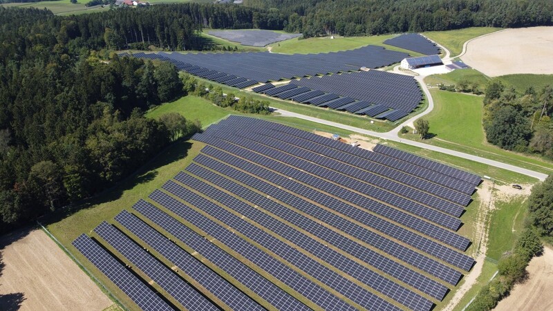 12,5 Megawatt liefert diese PV-Freiflächenanlage bei Burghart von der Bürgerenergie Niederbayern. Die Bürgerenergiegenossenschaft hat schon viele PV-Anlagen verwirklicht. Vorstandsvorsitzender Martin Hujber berichtet von immer neuen Herausforderungen bei den Projekten.