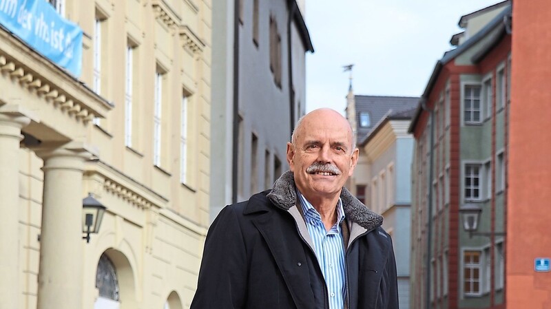 Was in der Stadt passiert, liegt ihm immer noch am Herzen: Der frühere Oberbürgermeister Hans Schaidinger am Haidplatz.