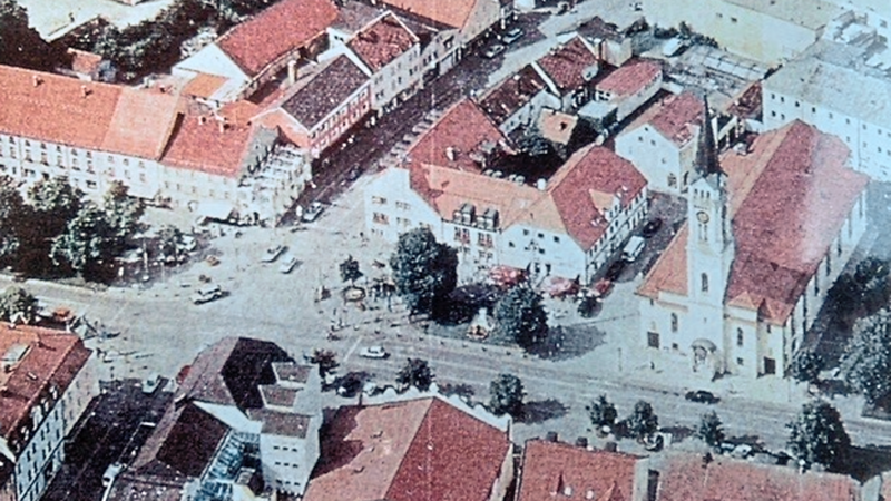 Das KZ Plattling war zwischen Kirche und Rathaus mitten in der Stadt.