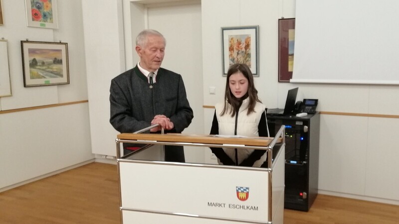 Mia Penzkofer trug ein Gedicht aus Walter Richters Schrift "Als Sachse in Bayern" vor. Neben ihr Opa Xaver Penzkofer.