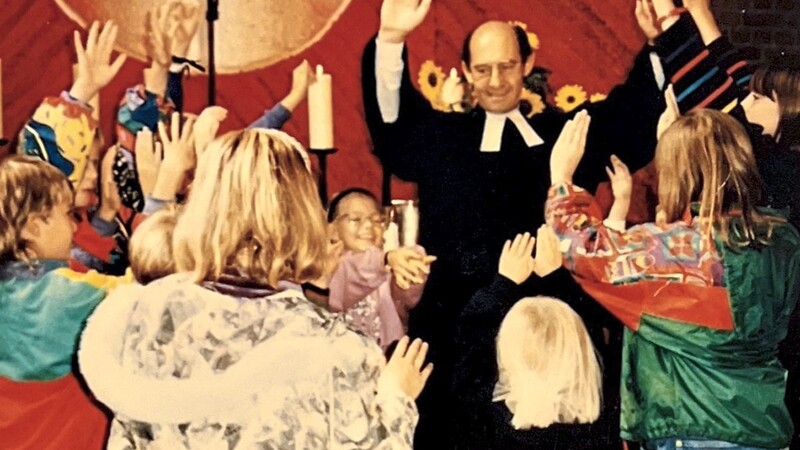 Pfarrer Reich beim Kindergottesdienst zum Erntedankfest 1999 in Rottenburg.