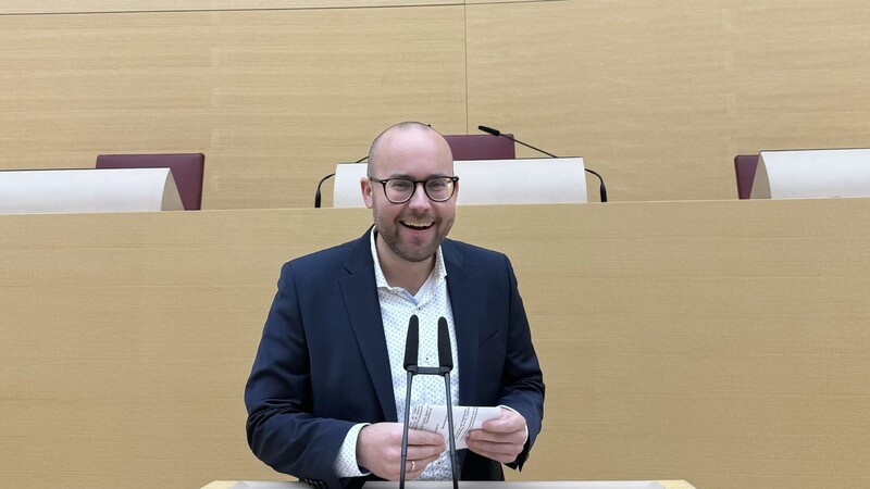 "Dass er mal mit einem Satz über die Stränge schlägt, - kann passieren", sagt Felix Locke über Freie-Wähler-Parteichef Hubert Aiwanger. Die gesamte Fraktion und er selbst stünden aber hinter den Werten der Freien Wähler - "auch denen, die Hubert Aiwanger verkörpert".