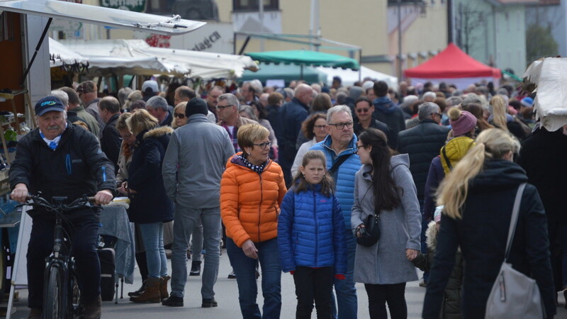 Kaum noch ein Durchkommen gab es am Sonntagnachmittag beim Frühlings- und Ostermarkt.