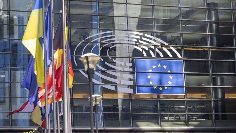 Die Flaggen der europäischen Mitgliedsstaaten wehen vor dem Gebäude des Europäischen Parlaments in Brüssel. Am 9. Juni finden die nächsten Europawahlen statt.