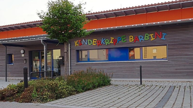 Kostendeckend sind die Elternbeiträge bei Weitem nicht, zumal die Gemeinde für die Kinder der unteren Dörfer auch einen kostenlosen Kindergartenbus anbietet. Aber um der weiteren Defizitentwicklung etwas entgegenzuwirken, kam man um eine Elternbeitragserhöhung nicht umhin. Auch in der Krippe Barbini werden die Beiträge zum 1. September marginal angehoben.