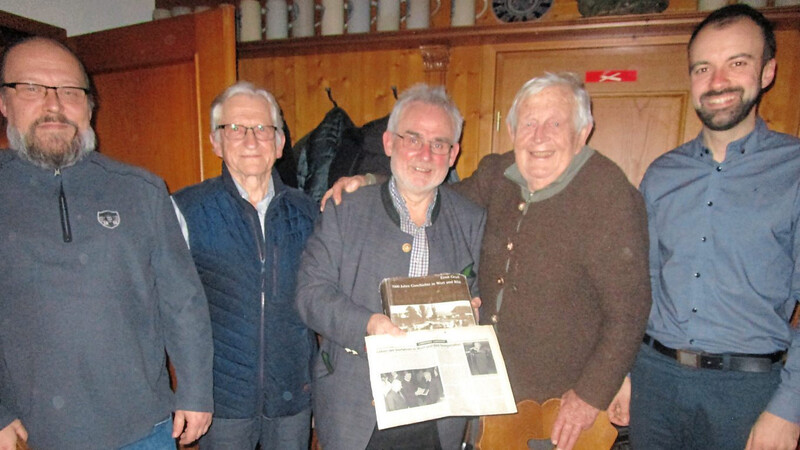 Heimatforscher Hans Seidl (Mitte) rief im Beisein von Bernhard Zirngibl, Anton Paukner und Bürgermeister Sebastian Stanglmaier das 40-jährige Jubiläum über die Herausgabe des "Altdorfer Heimatbuches" durch den Chronisten Ernst Gruß in Erinnerung.