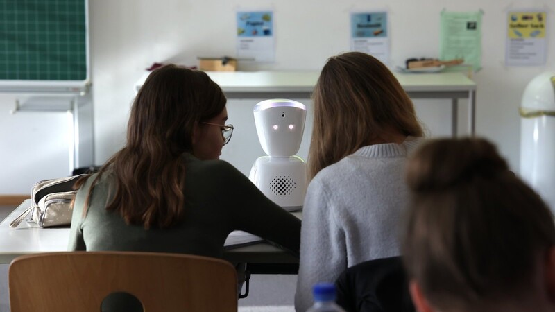 Über den Avatar im Klassenzimmer können langfristig erkrankte Schüler den Unterricht mitverfolgen und sich sogar aktiv einbringen.