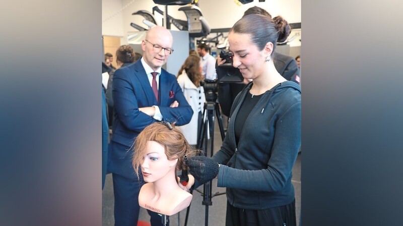 Einer der vier vorgestellten Berufe war der des Friseurs.