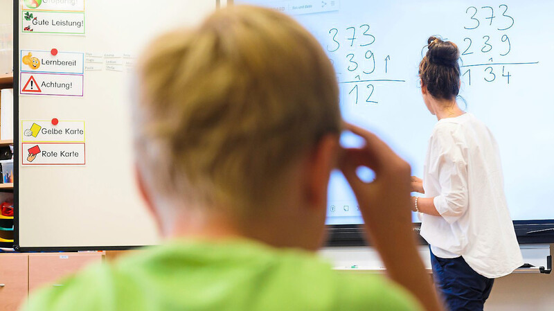 An Grundschulen wird es ab dem kommenden Schuljahr mehr Mathematik- und Deutschunterricht geben.